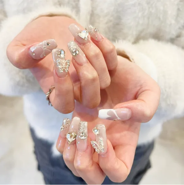 白系のデコレーションネイル