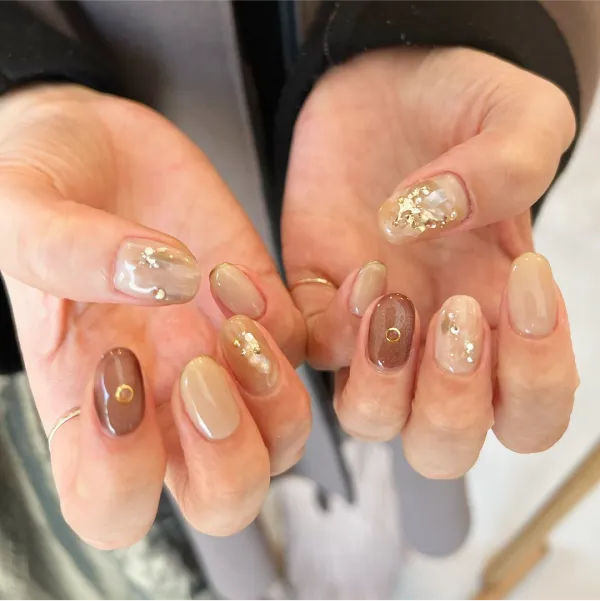 ベージュ系のデコレーションネイル