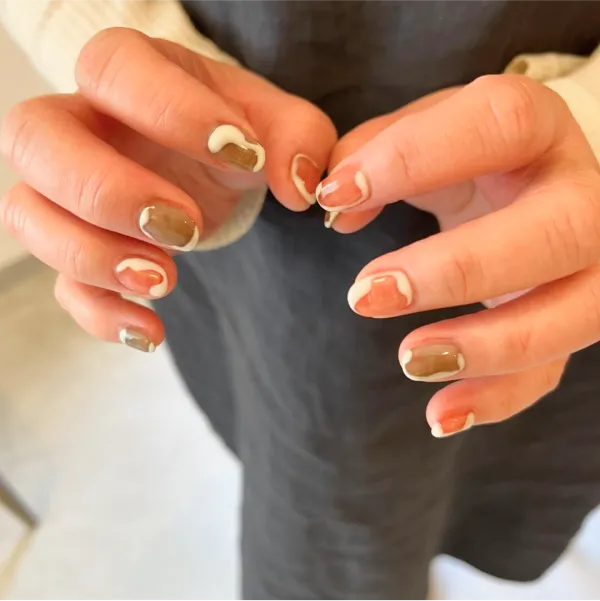 オレンジと茶色のネイル