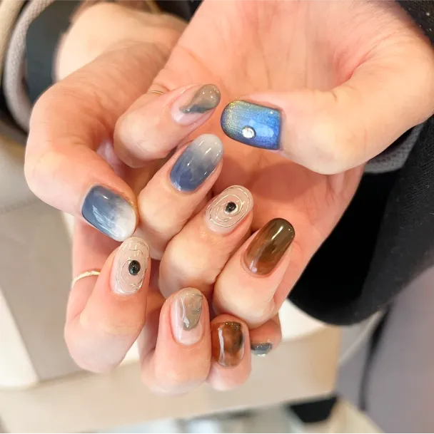 青と茶色のネイル