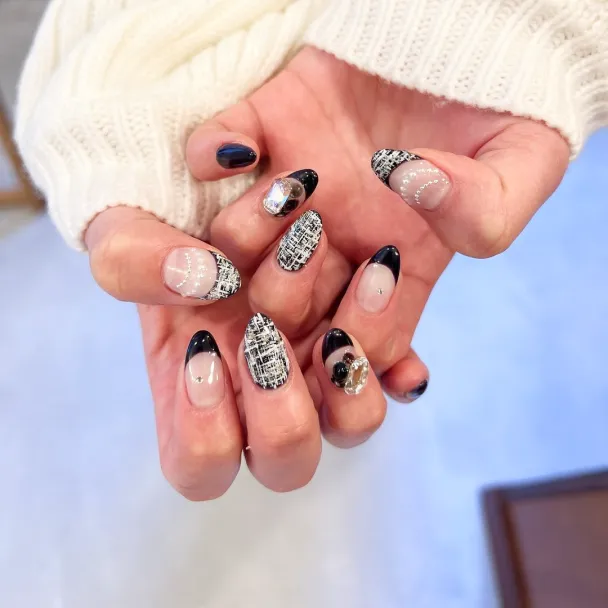 紺色系のデコレーションネイル