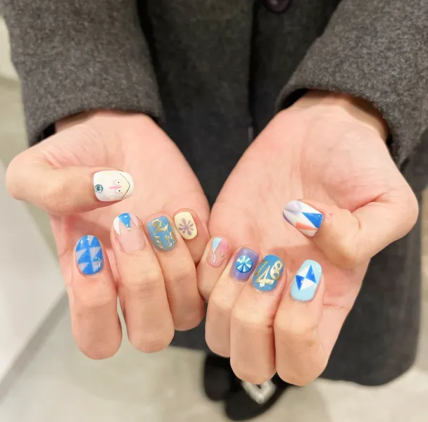 水色系のデコレーションネイル