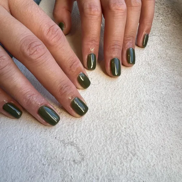 オリーブグリーンのネイル