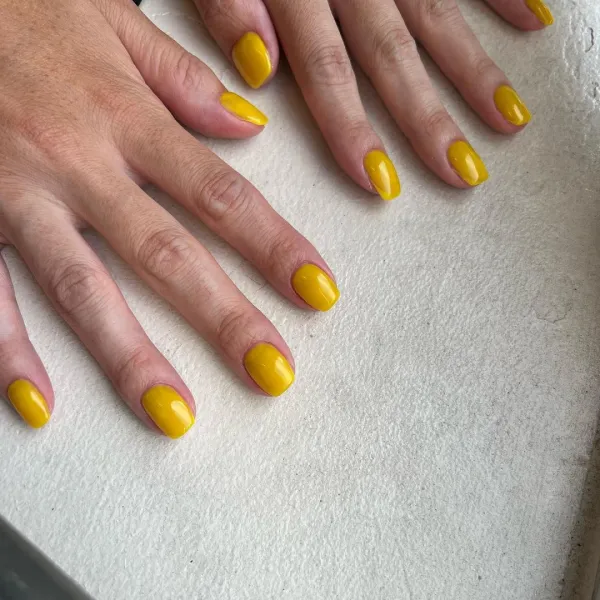マスタード色のネイル
