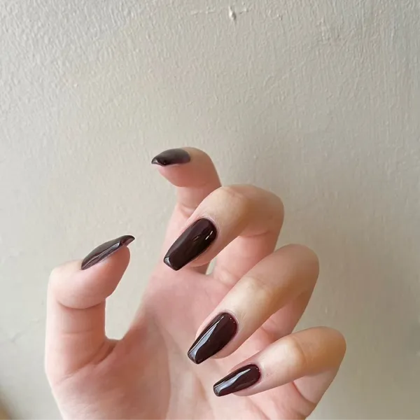 赤みのある暗い茶色のネイル